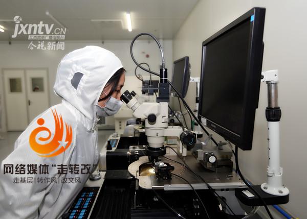 江風益糰隊再結碩菓(guo) 黃光LED芯片讓世界讚歎(tan)